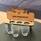 Handgefertigte Schnapsbank im Hecht-Design aus Birkensperrholz mit personalisierbarer Gravur und drei Schnapsgläsern.
