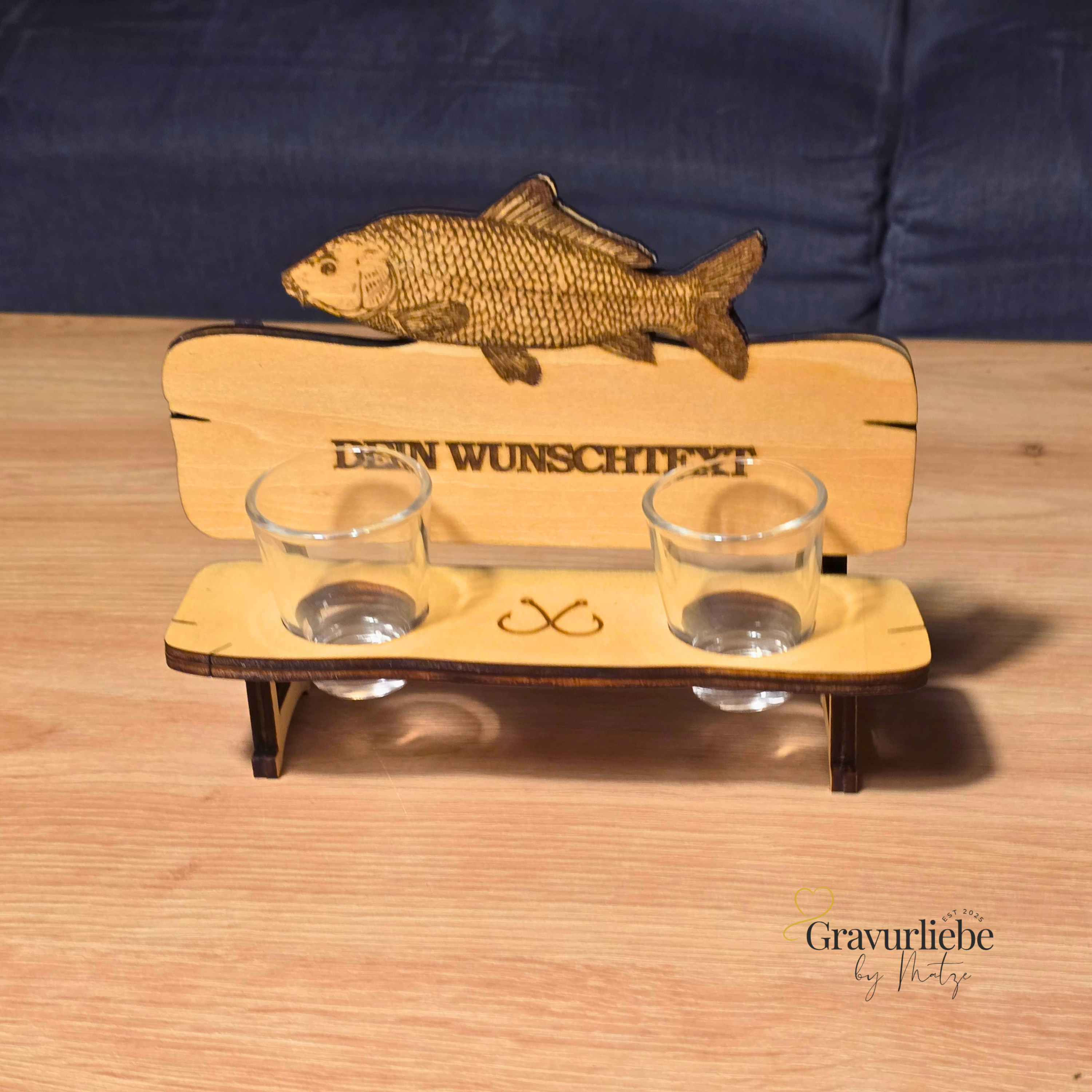 Personalisierte Karpfen-Schnapsbank aus Holz – Geschenk für Angler | 2er oder 3er Bank