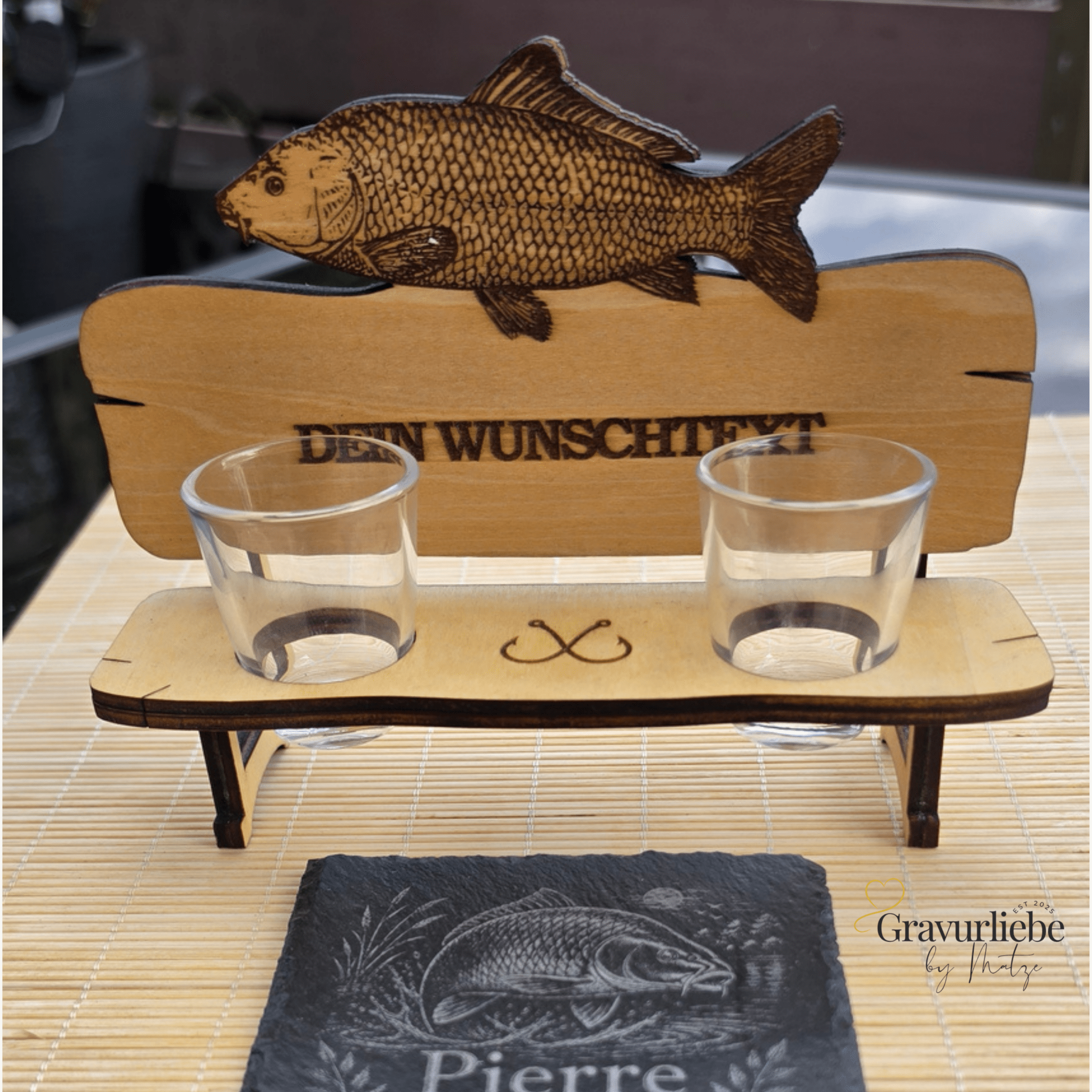 Personalisierte Karpfen Schnapsbank aus Holz – Geschenk für Karpfenangler - Gravurliebe