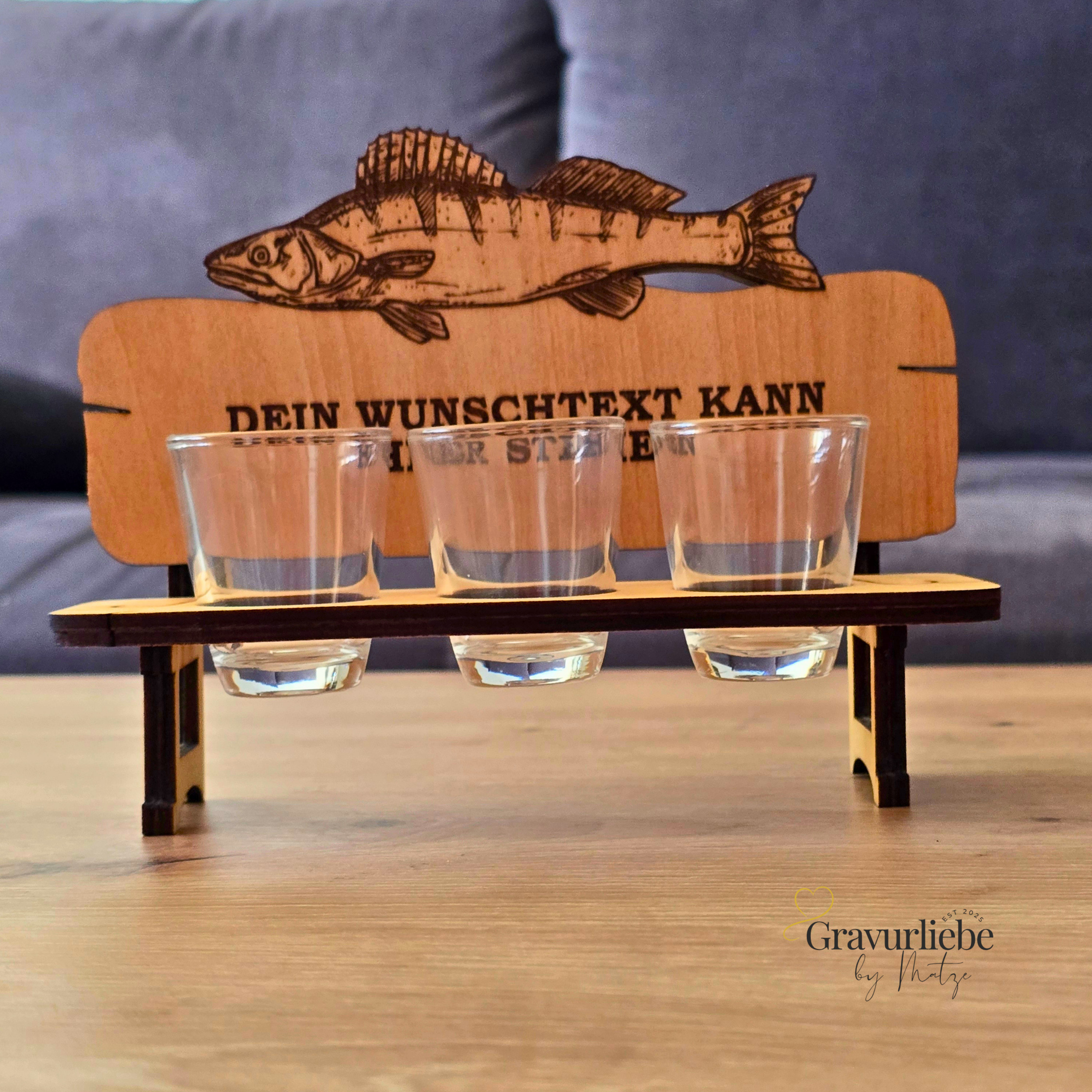 Personalisierte Zander Schnapsbank aus Holz mit Wunschgravur und drei Schnapsgläsern – Geschenk für Zanderangler