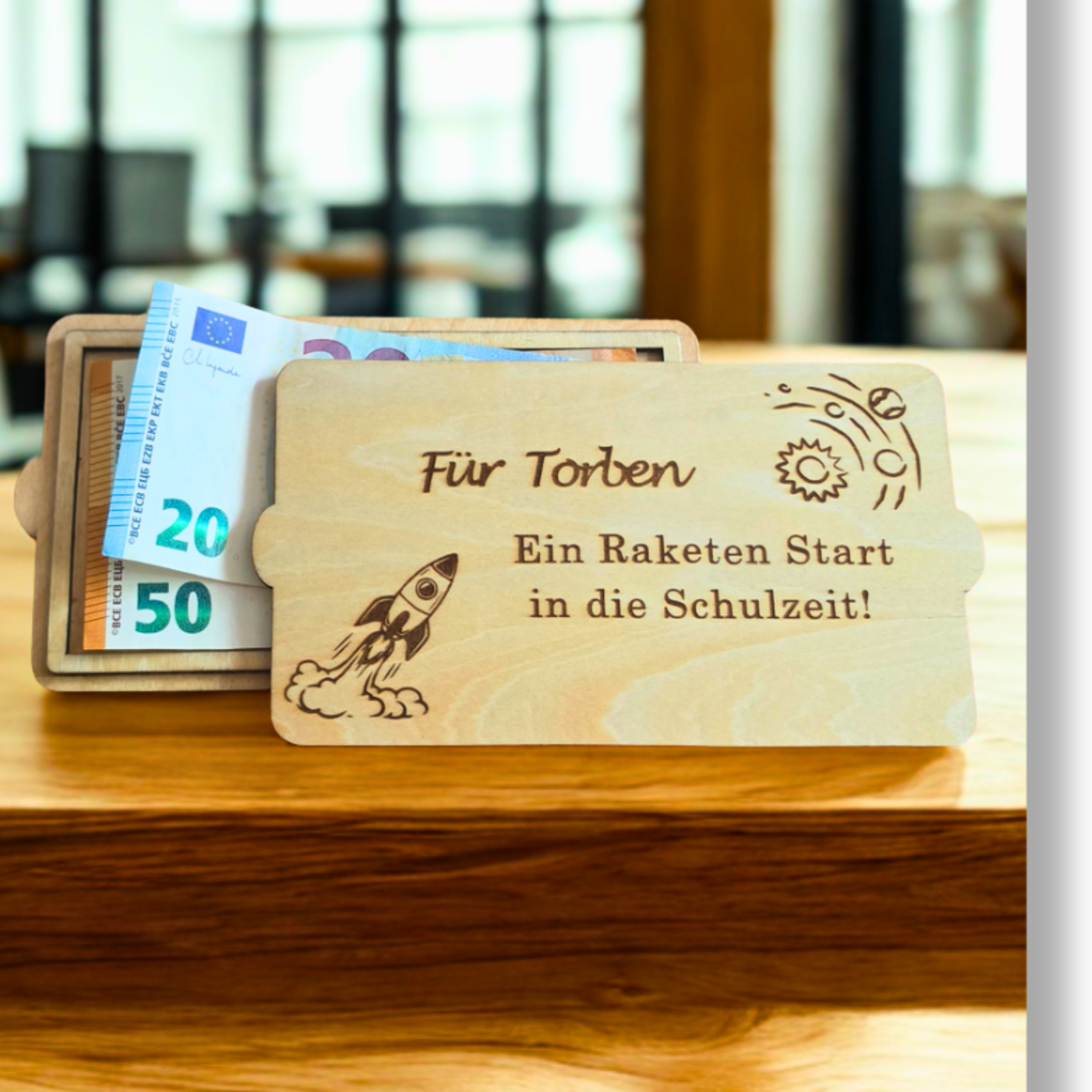 Personalisiertes Geldgeschenk zur Einschulung aus Holz für Jungen mit Raketen-Gravur und Fach für Geldscheine