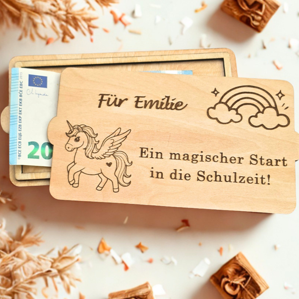 Personalisiertes Geldgeschenk Einschulung aus Holz für Mädchen mit Einhorn-Gravur und herausstehendem Geldschein