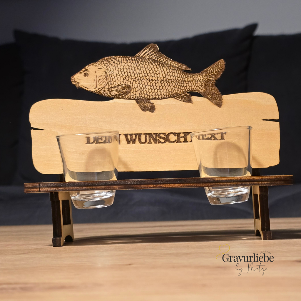 Personalisierte Karpfen-Schnapsbank aus Holz – Geschenk für Angler | 2er oder 3er Bank