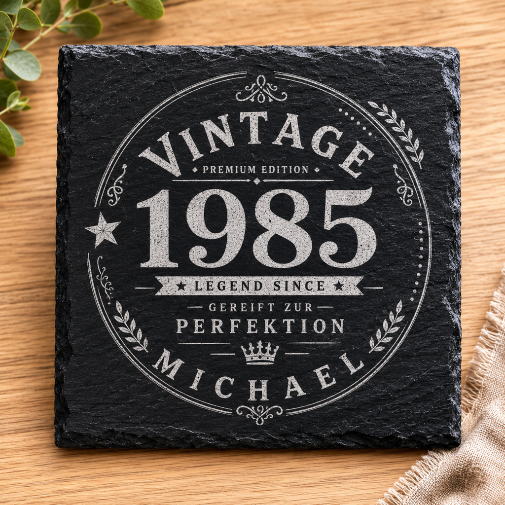 Personalisierte Schiefer Untersetzer mit Name und Jahr im Vintage Design als Männergeschenk