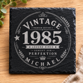 Personalisierte Schiefer Untersetzer mit Name und Jahr im Vintage Design als Männergeschenk