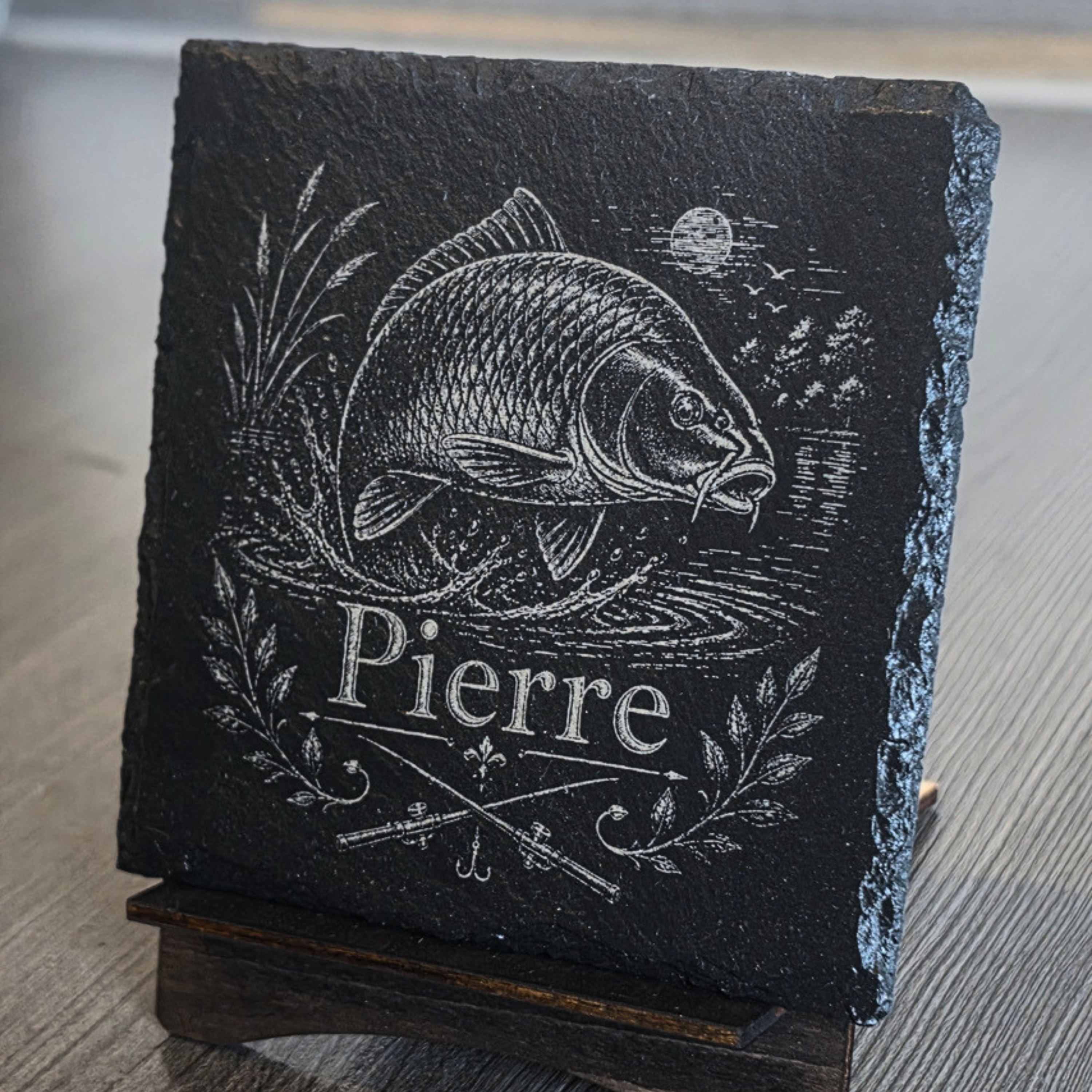 Personalisierter Karpfen Schieferuntersetzer mit Name – Geschenk für Karpfenangler