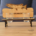 Handgefertigte Schnapsbank im Hecht-Design aus Birkensperrholz mit personalisierbarer Gravur und drei Schnapsgläsern.