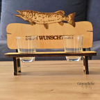 Handgefertigte Schnapsbank im Hecht-Design aus Birkensperrholz mit personalisierbarer Gravur und drei Schnapsgläsern.