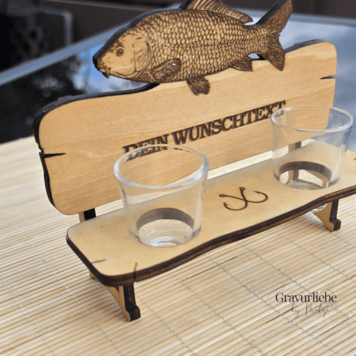 Personalisierte Karpfen Schnapsbank aus Holz – Geschenk für Karpfenangler - Gravurliebe