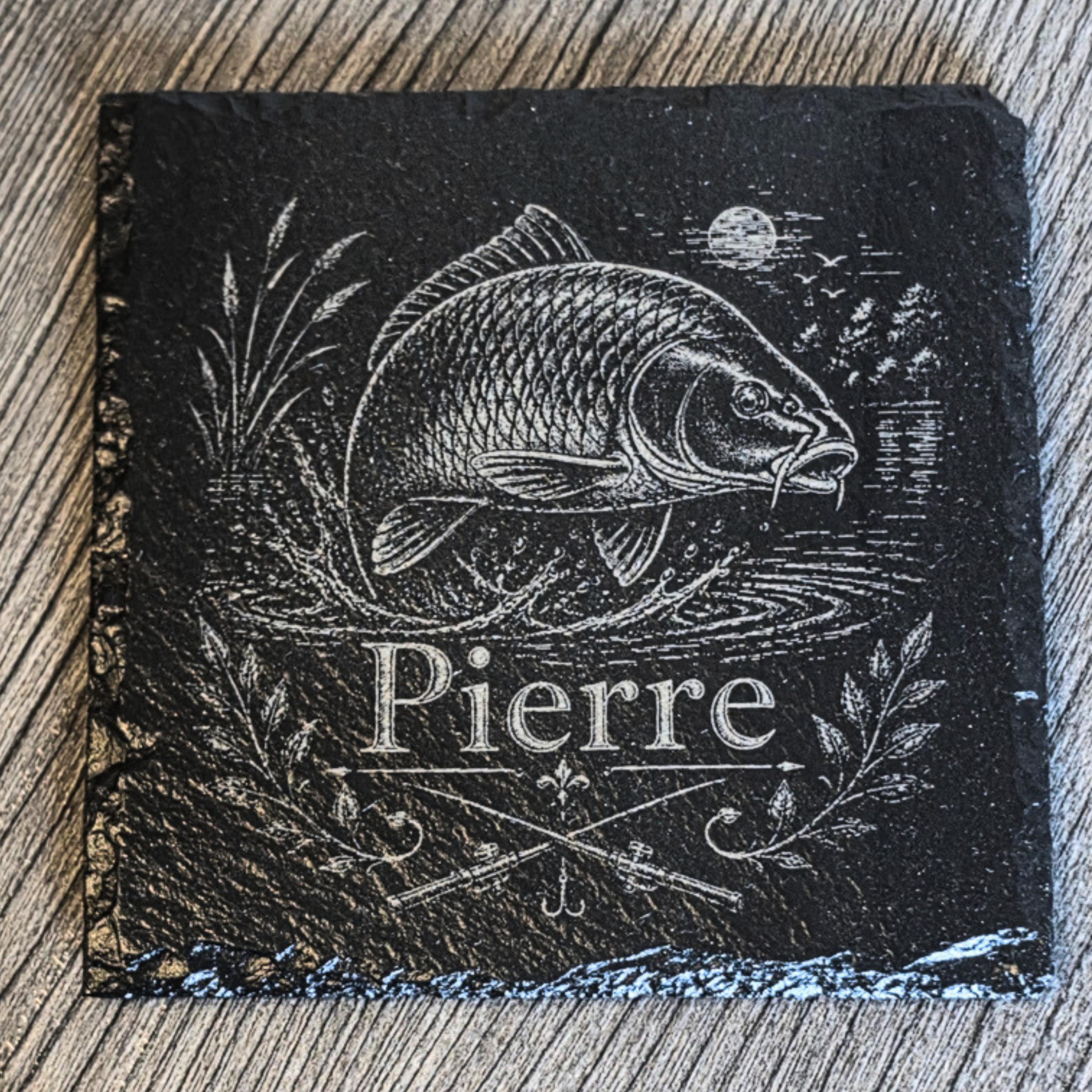 Personalisierter Karpfen Schieferuntersetzer mit Name – Geschenk für Karpfenangler