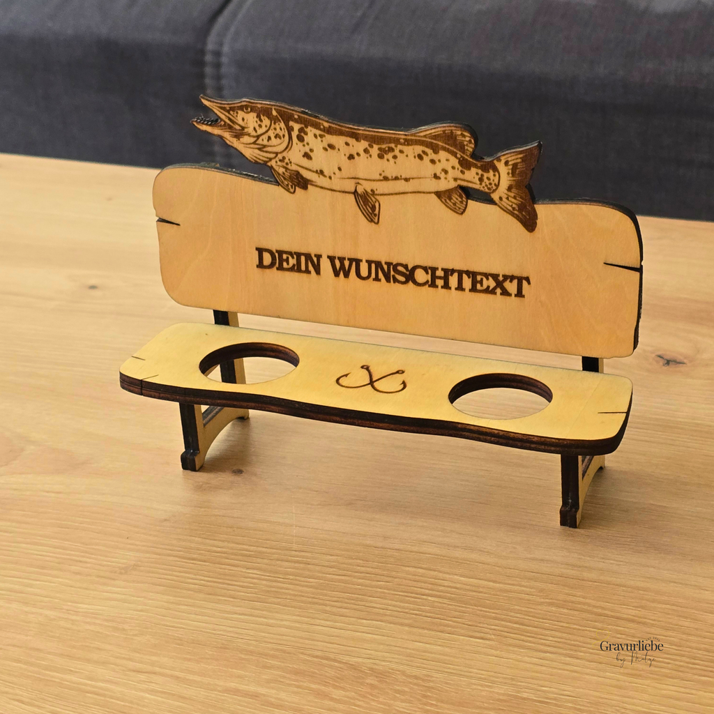 Handgefertigte Schnapsbank im Hecht-Design aus Birkensperrholz mit personalisierbarer Gravur und drei Schnapsgläsern.
