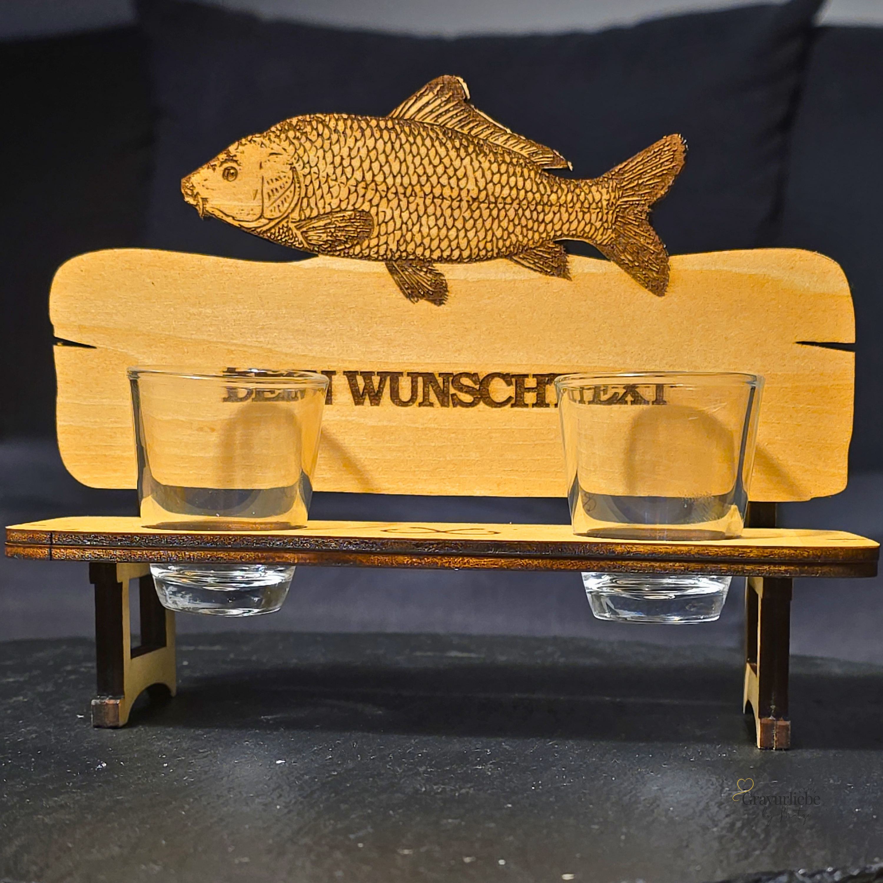 Personalisierte Karpfen-Schnapsbank aus Holz – Geschenk für Angler | 2er oder 3er Bank