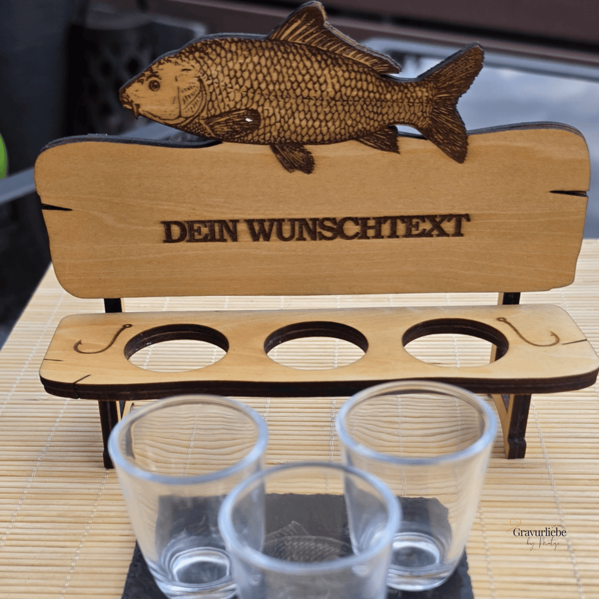 Personalisierte Karpfen Schnapsbank aus Holz – Geschenk für Karpfenangler - Gravurliebe