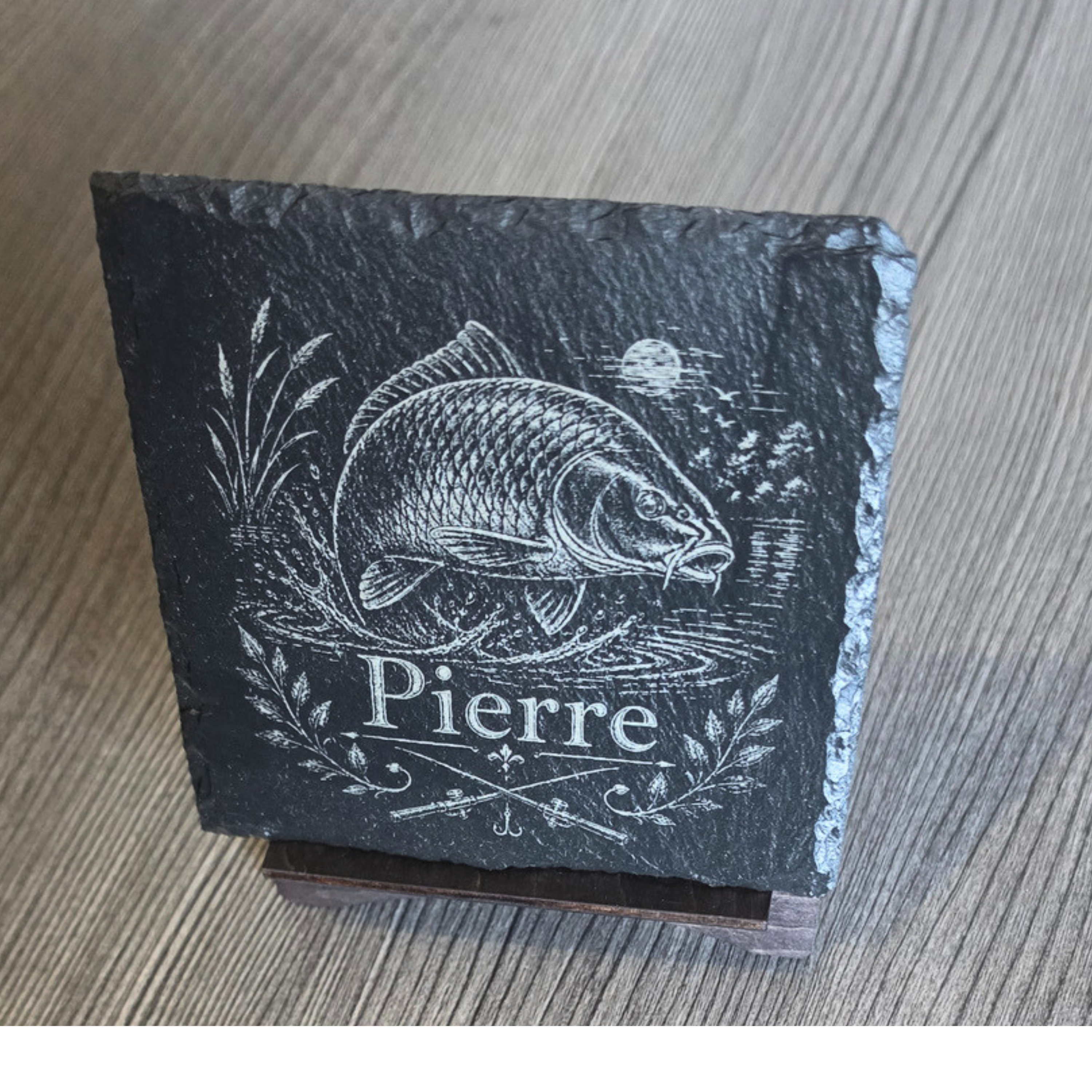 Personalisierter Karpfen Schieferuntersetzer mit Name – Geschenk für Karpfenangler