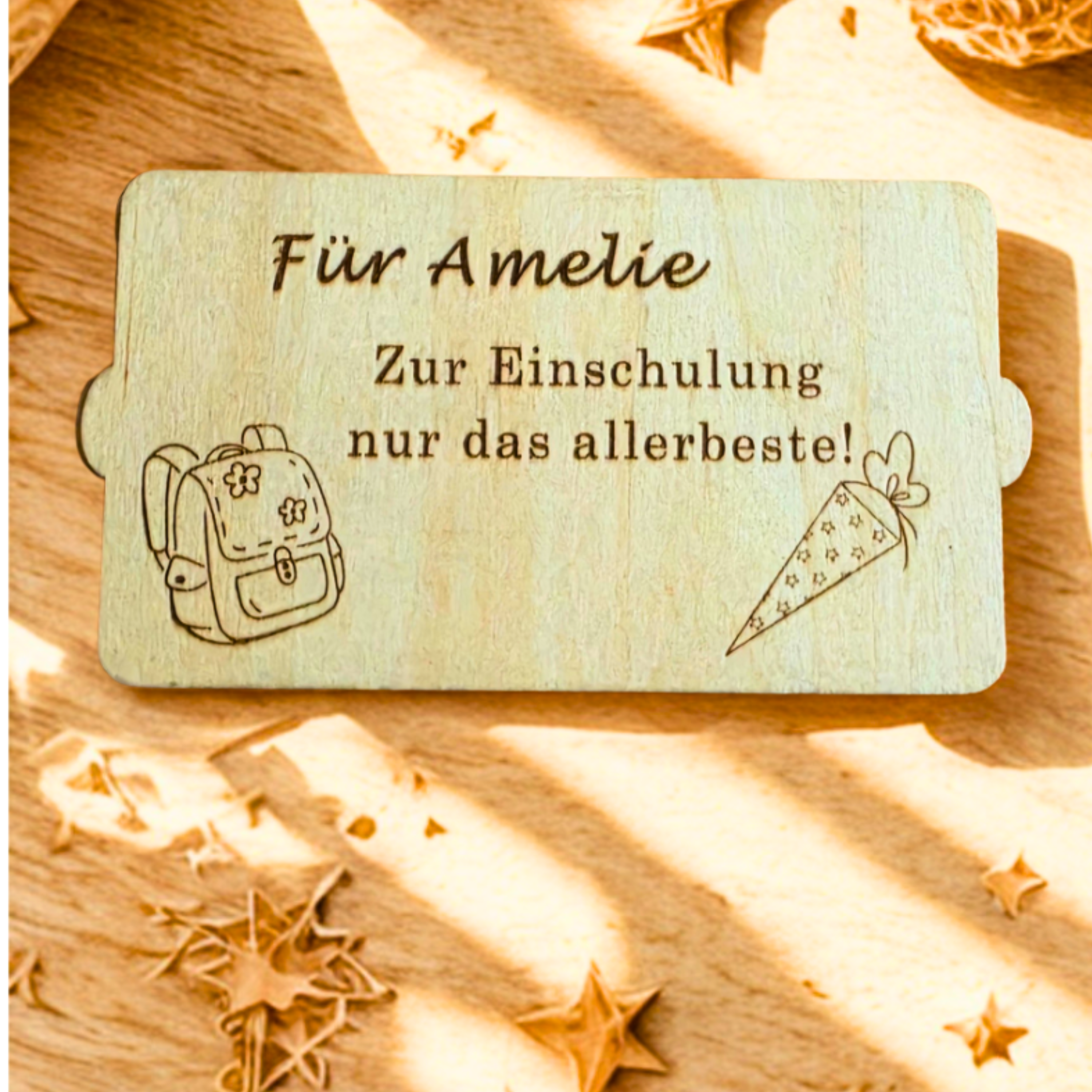 Holzkarte als Geldgeschenk zum Schulanfang dekoriert mit Buntstiften auf hellem Hintergrund