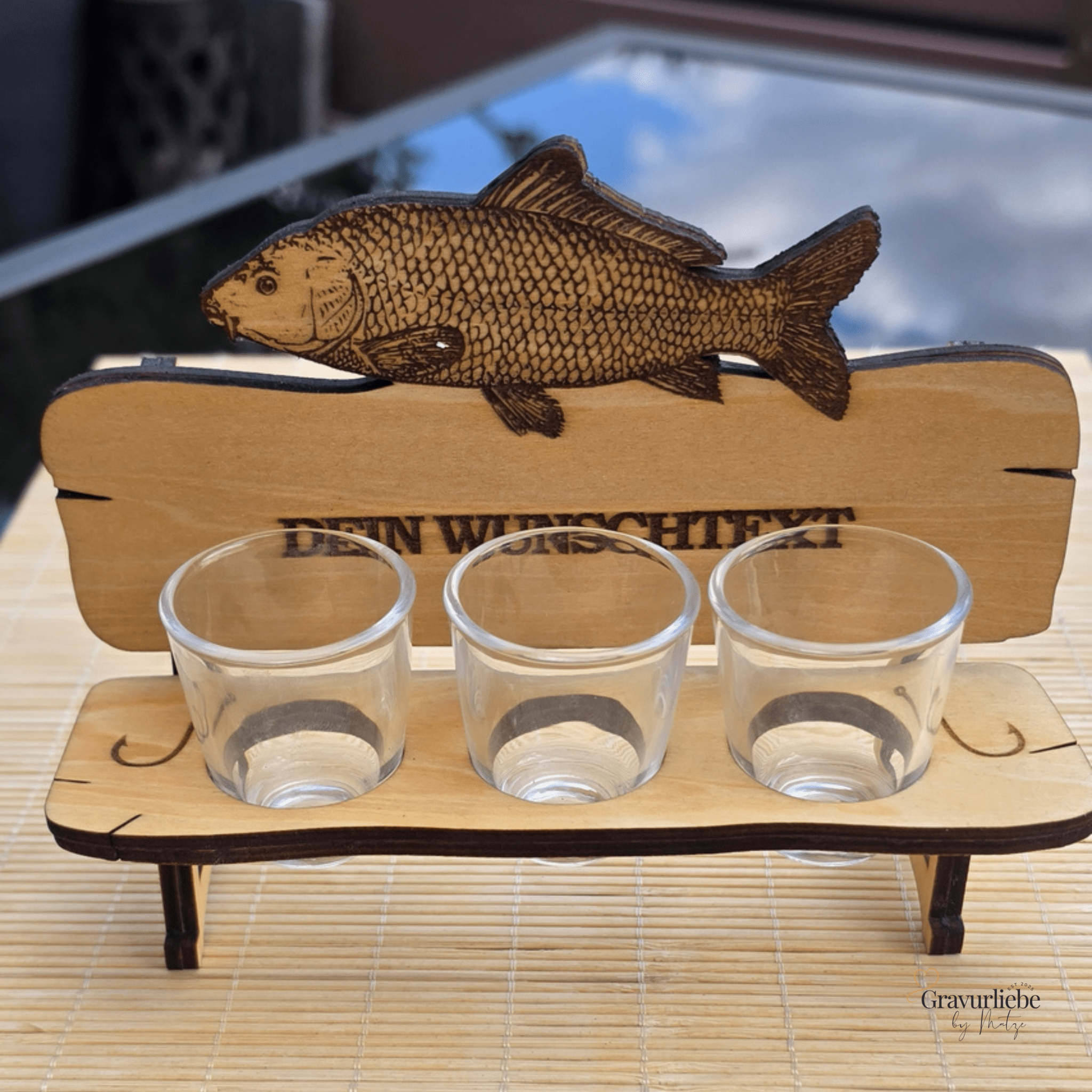 Personalisierte Karpfen Schnapsbank aus Holz – Geschenk für Karpfenangler - Gravurliebe