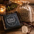 Personalisierte Schiefer Untersetzer mit Name und Jahr im Vintage Design als Männergeschenk