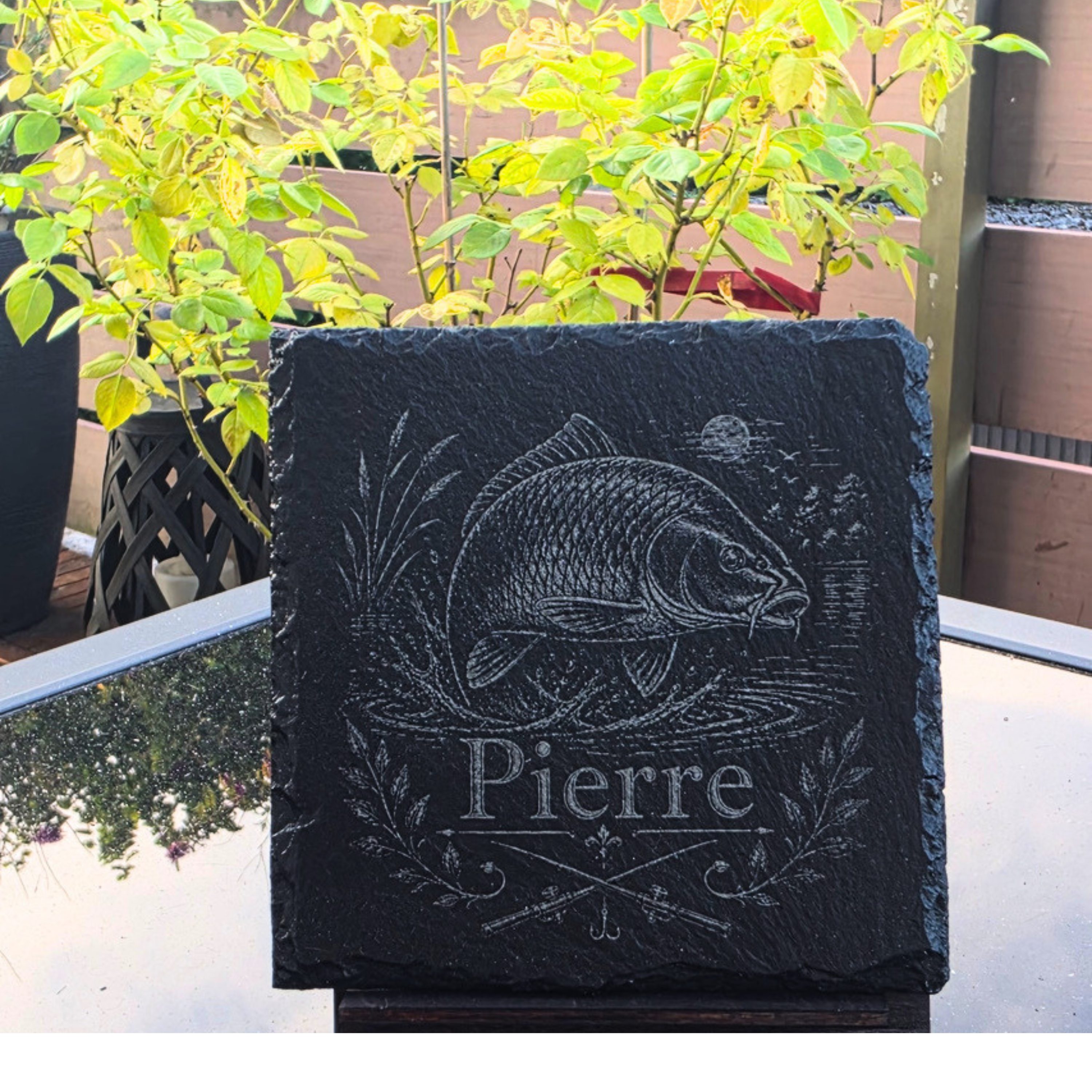 Personalisierter Karpfen Schieferuntersetzer mit Name – Geschenk für Karpfenangler
