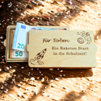 Personalisiertes Geldgeschenk zur Einschulung aus Holz für Jungen mit Raketen-Gravur und Fach für Geldscheine