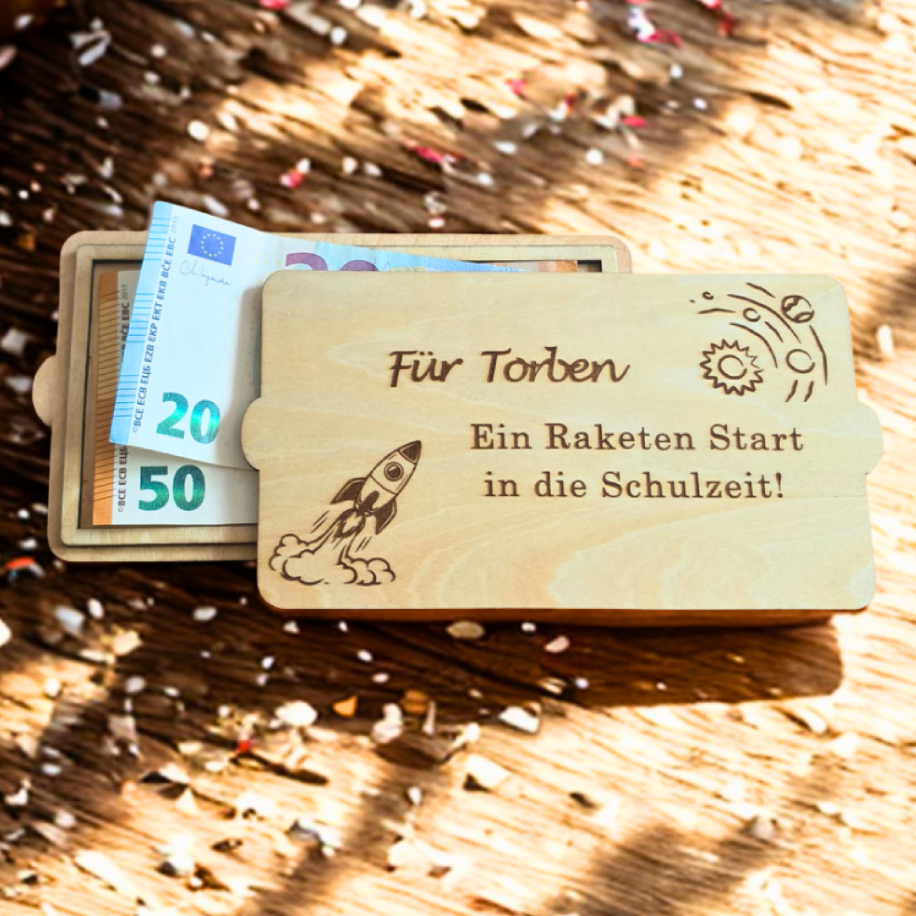 Personalisiertes Geldgeschenk zur Einschulung aus Holz für Jungen mit Raketen-Gravur und Fach für Geldscheine