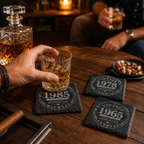 Personalisierte Schiefer Untersetzer mit Name und Jahr im Vintage Design als Männergeschenk