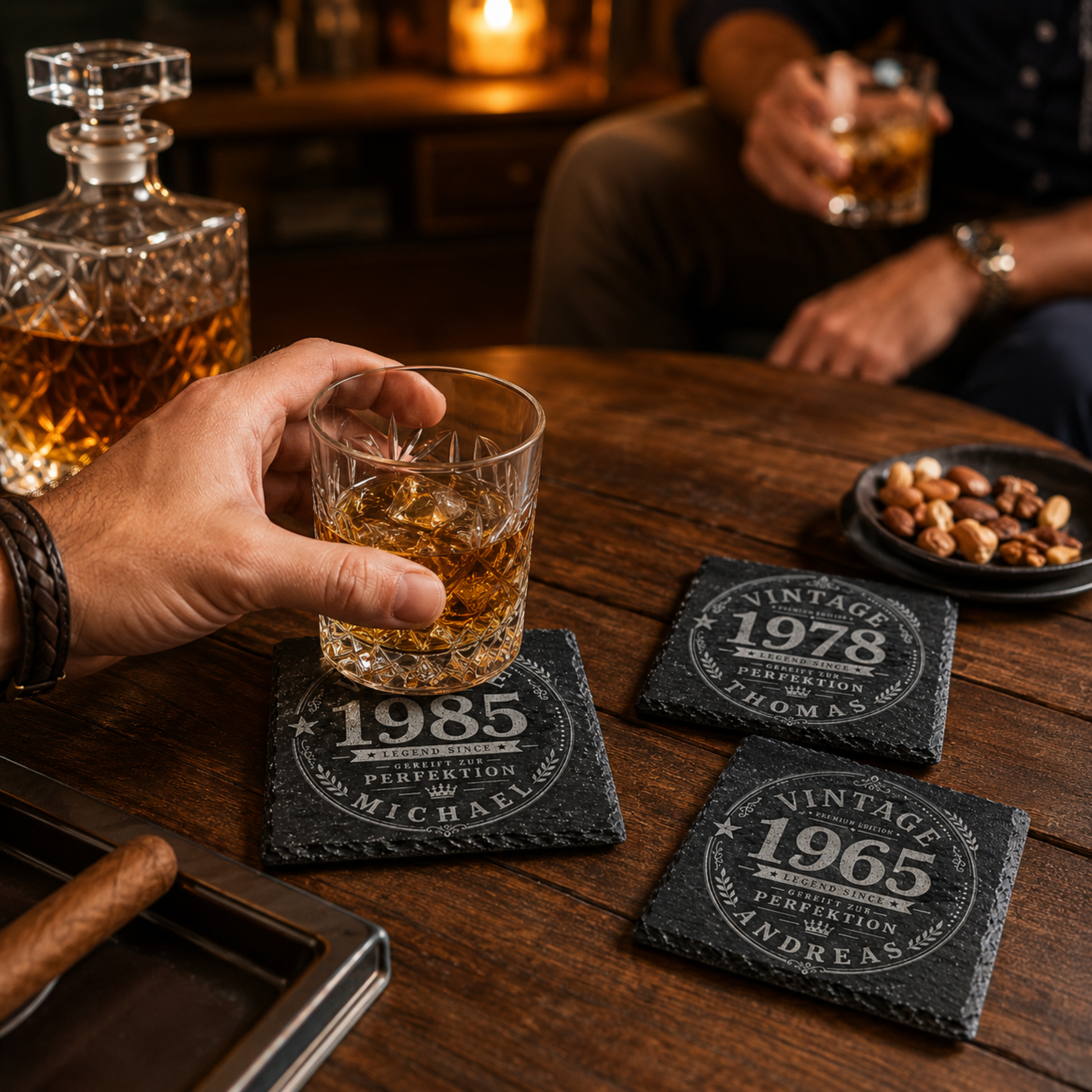 Personalisierte Schiefer Untersetzer mit Name und Jahr im Vintage Design als Männergeschenk