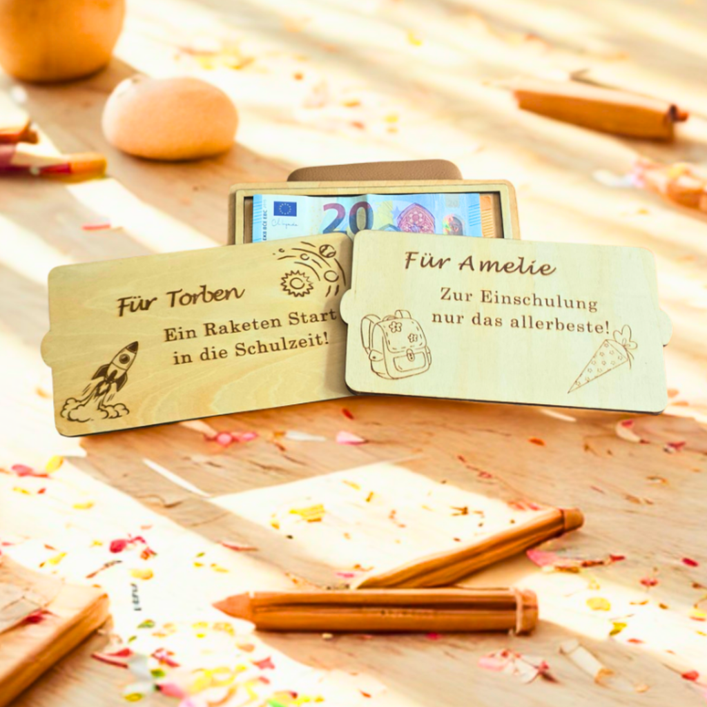 Zwei personalisierte Geldgeschenk-Kassetten aus Holz für Mädchen und Jungen zur Einschulung im Vergleich