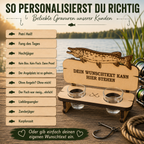 Handgefertigte Schnapsbank im Hecht-Design aus Birkensperrholz mit personalisierbarer Gravur und drei Schnapsgläsern.