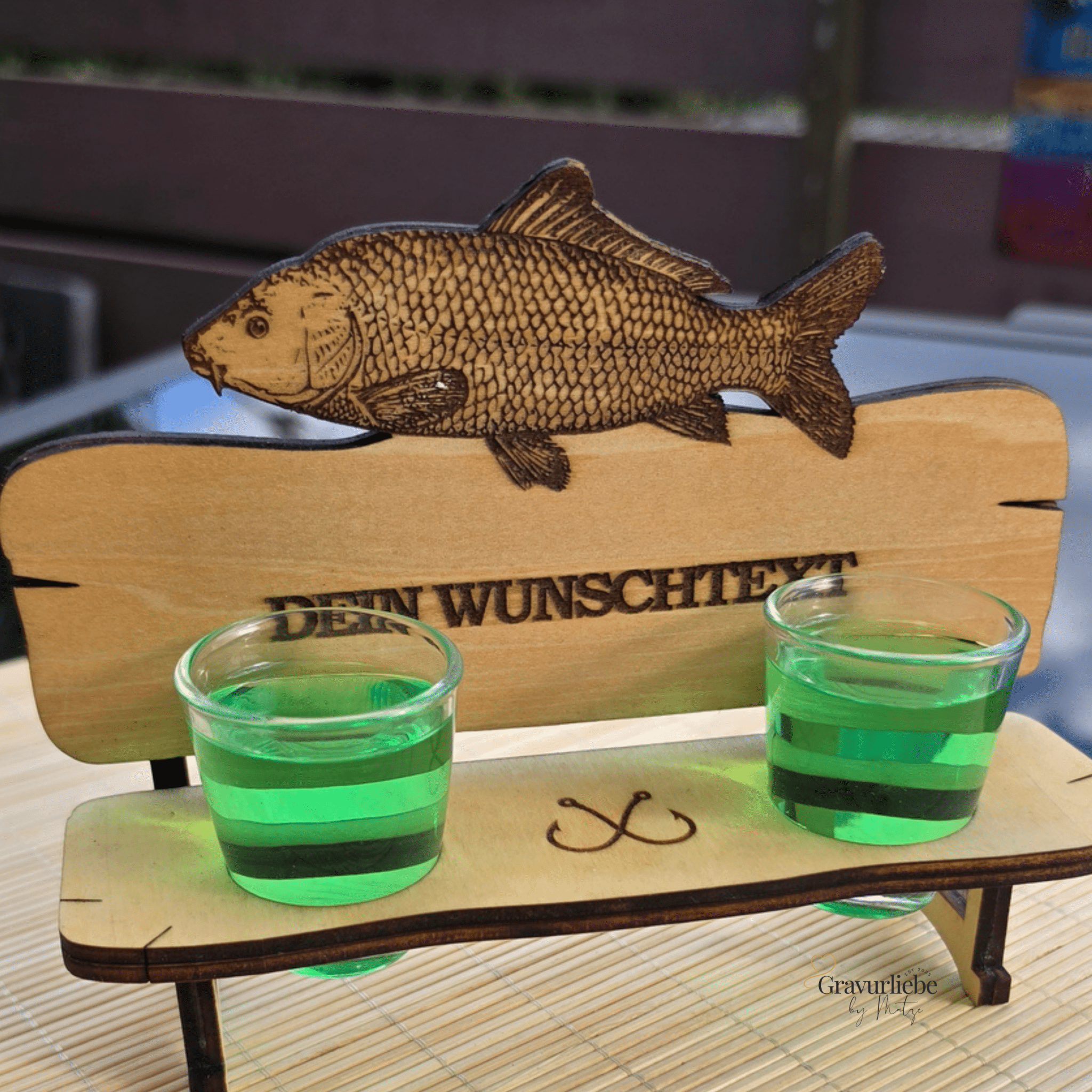 Personalisierte Karpfen Schnapsbank aus Holz – Geschenk für Karpfenangler - Gravurliebe