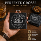 Personalisierte Schiefer Untersetzer mit Name und Jahr im Vintage Design als Männergeschenk