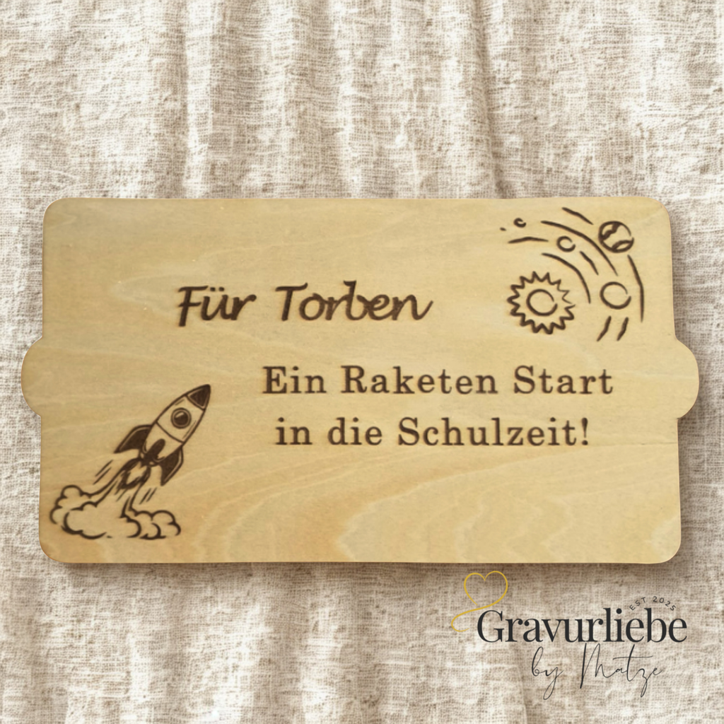 Personalisiertes Geldgeschenk zur Einschulung aus Holz für Jungen mit Raketen-Gravur und Fach für Geldscheine