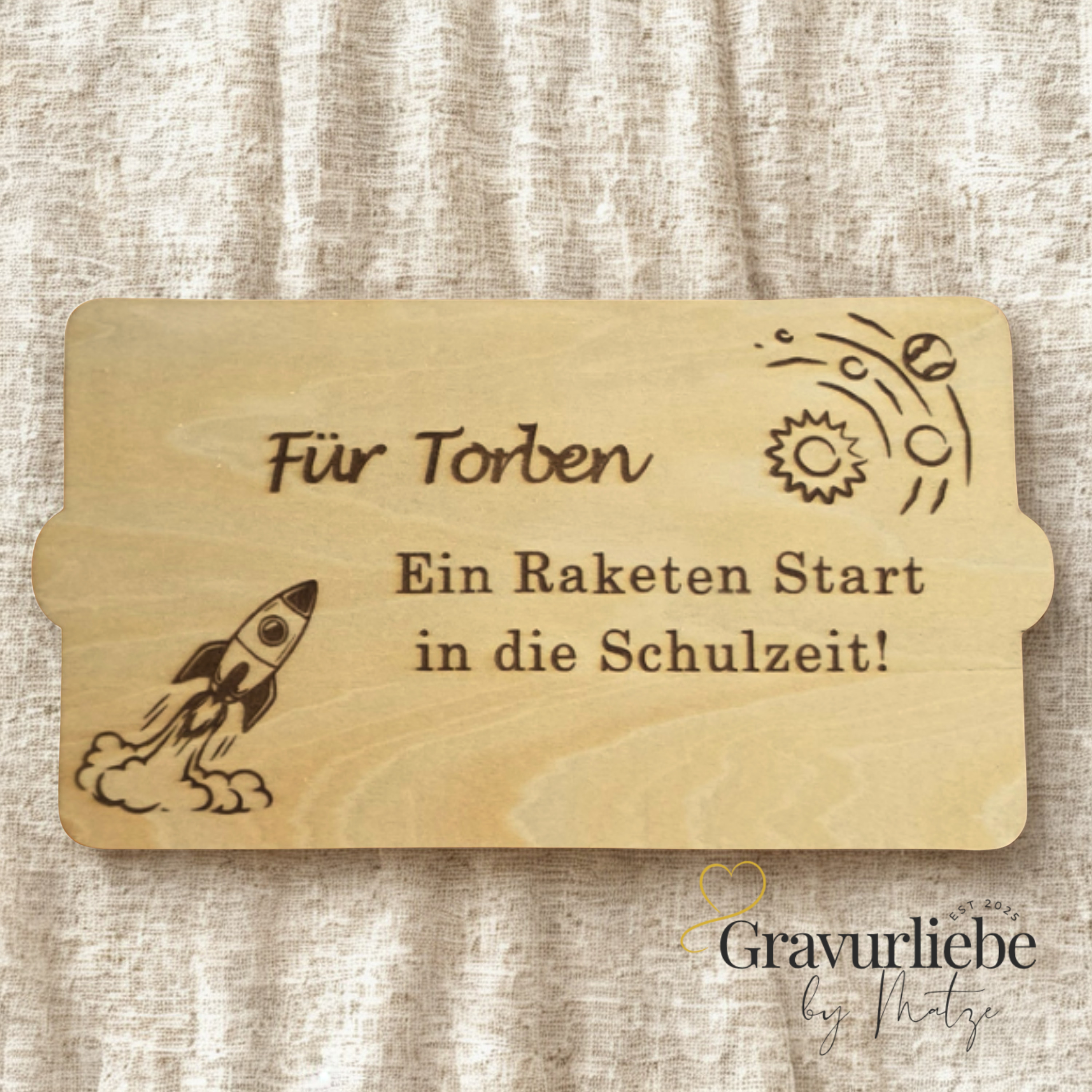 Personalisiertes Geldgeschenk zur Einschulung aus Holz für Jungen mit Raketen-Gravur und Fach für Geldscheine