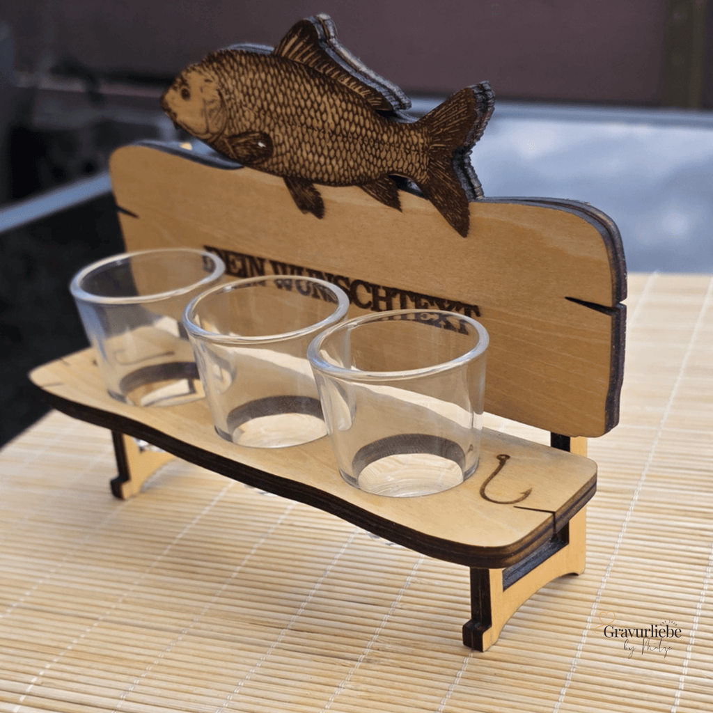 Personalisierte Karpfen Schnapsbank aus Holz – Geschenk für Karpfenangler - Gravurliebe