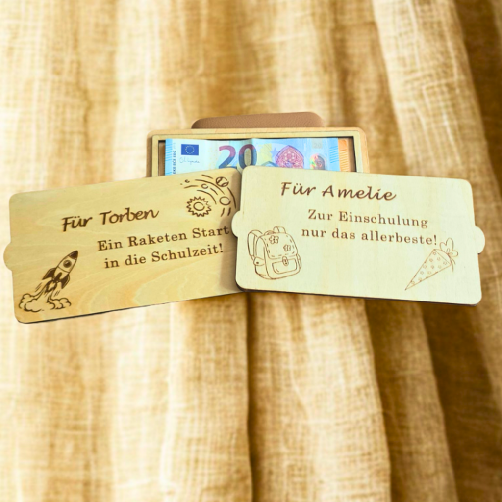 Zwei personalisierte Geldgeschenk-Kassetten aus Holz für Mädchen und Jungen zur Einschulung im Vergleich