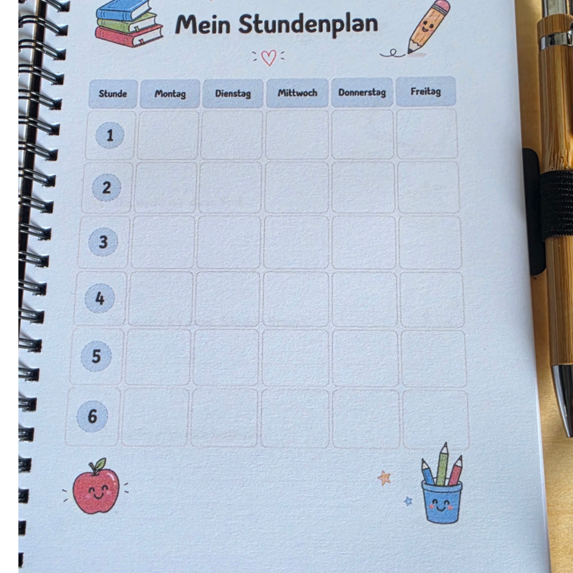 Aufgeschlagenes Erinnerungsbuch zur Einschulung mit farbig gestalteter Ausfüllseite, Platz für ein Erinnerungsfoto und Zeilen für eigene Notizen.