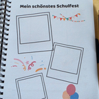 Aufgeschlagenes Erinnerungsbuch zur Einschulung mit farbig gestalteter Ausfüllseite, Platz für ein Erinnerungsfoto und Zeilen für eigene Notizen.