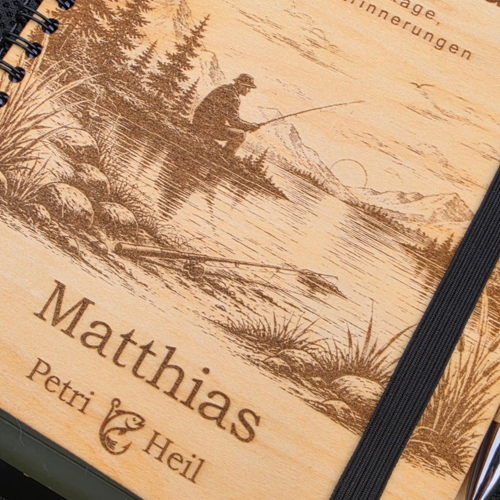 Detailaufnahme der hochwertigen Lasergravur auf dem Holzcover eines personalisierten Fangjournals