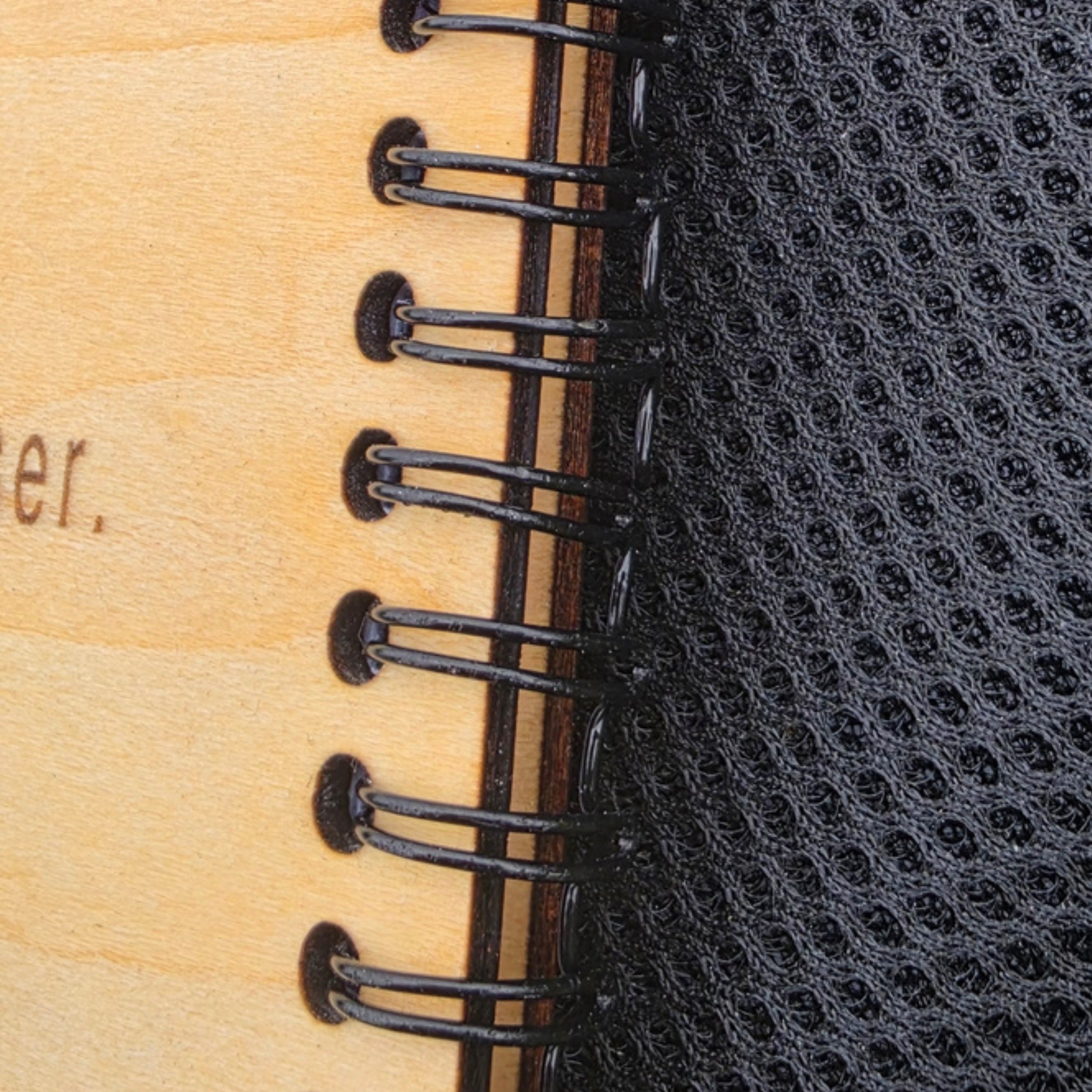 Hochwertige Wire-O-Bindung und Verarbeitung des personalisierten Holz-Fangjournals
