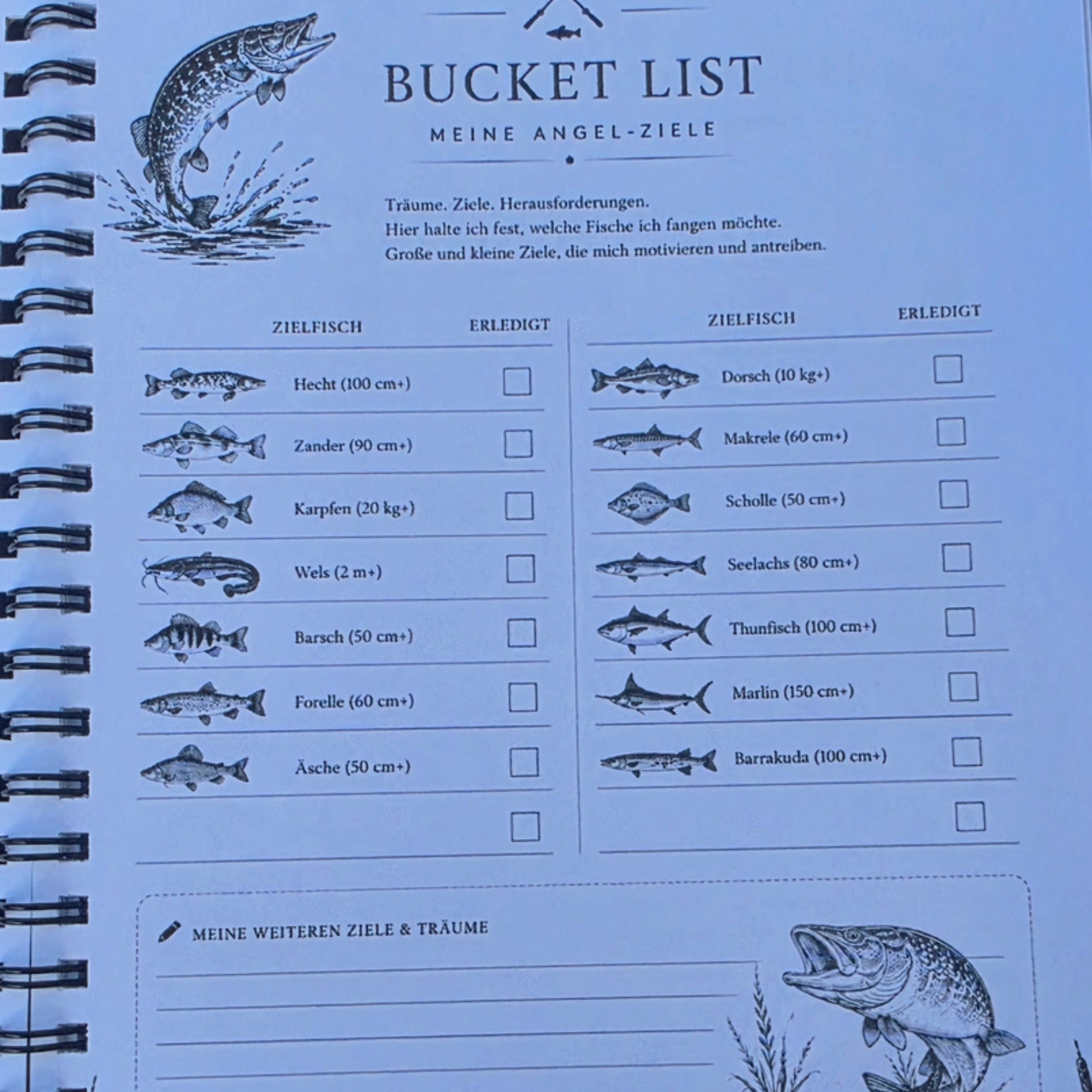 Ausgefüllte Innenseite des Angeljournals mit der Überschrift „Bucket List – Meine Angel-Ziele“ und Checklisten für verschiedene Zielfischarten wie Hecht, Zander, Karpfen und Dorsch.