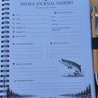 Gedruckte Innenseite des Fangbuchs mit Feldern für persönliche Daten, Notfallkontakt, Engelschein-Nummer, Lieblingsgewässer und einer Hecht-Illustration.