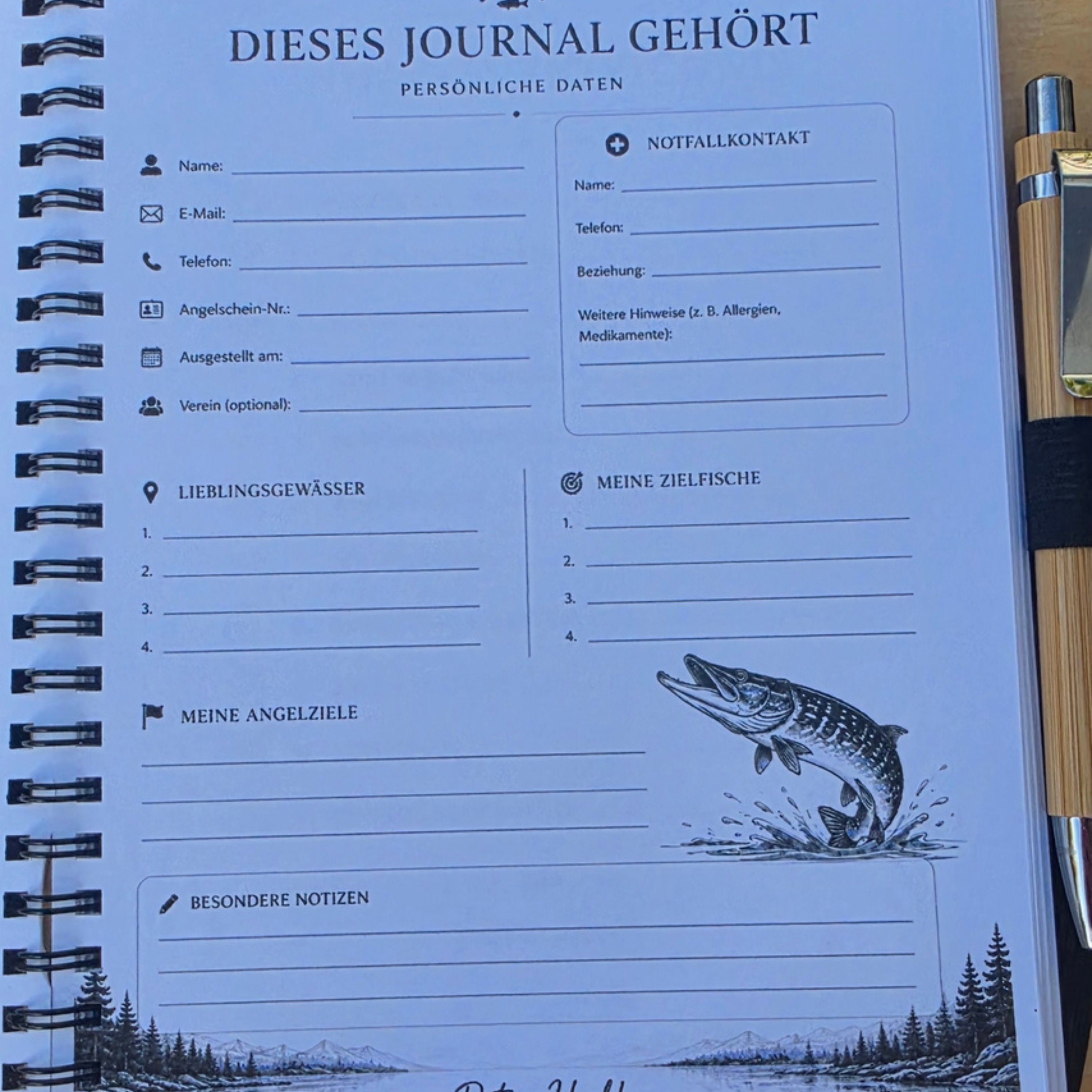 Gedruckte Innenseite des Fangbuchs mit Feldern für persönliche Daten, Notfallkontakt, Engelschein-Nummer, Lieblingsgewässer und einer Hecht-Illustration.