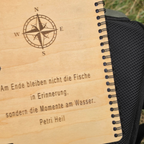 Rückseite des personalisierten Fangjournals aus Holz mit graviertem Angelzitat