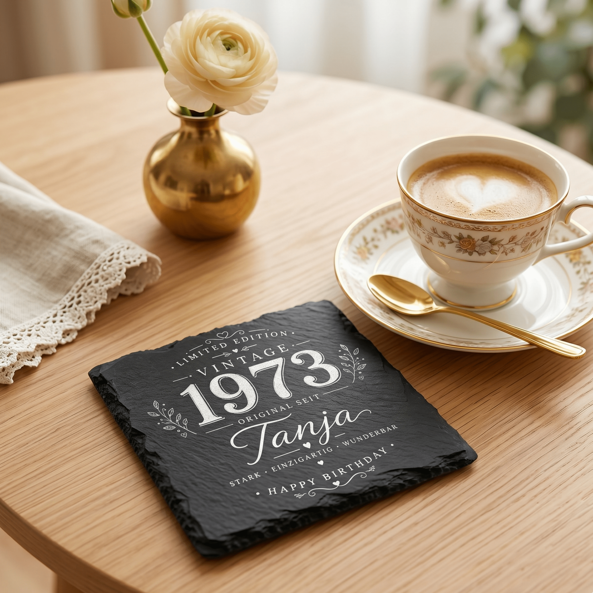 Personalisierte Schieferuntersetzer für Frauen mit Name & Jahr – Elegantes Geschenk im Vintage Design - Gravurliebe