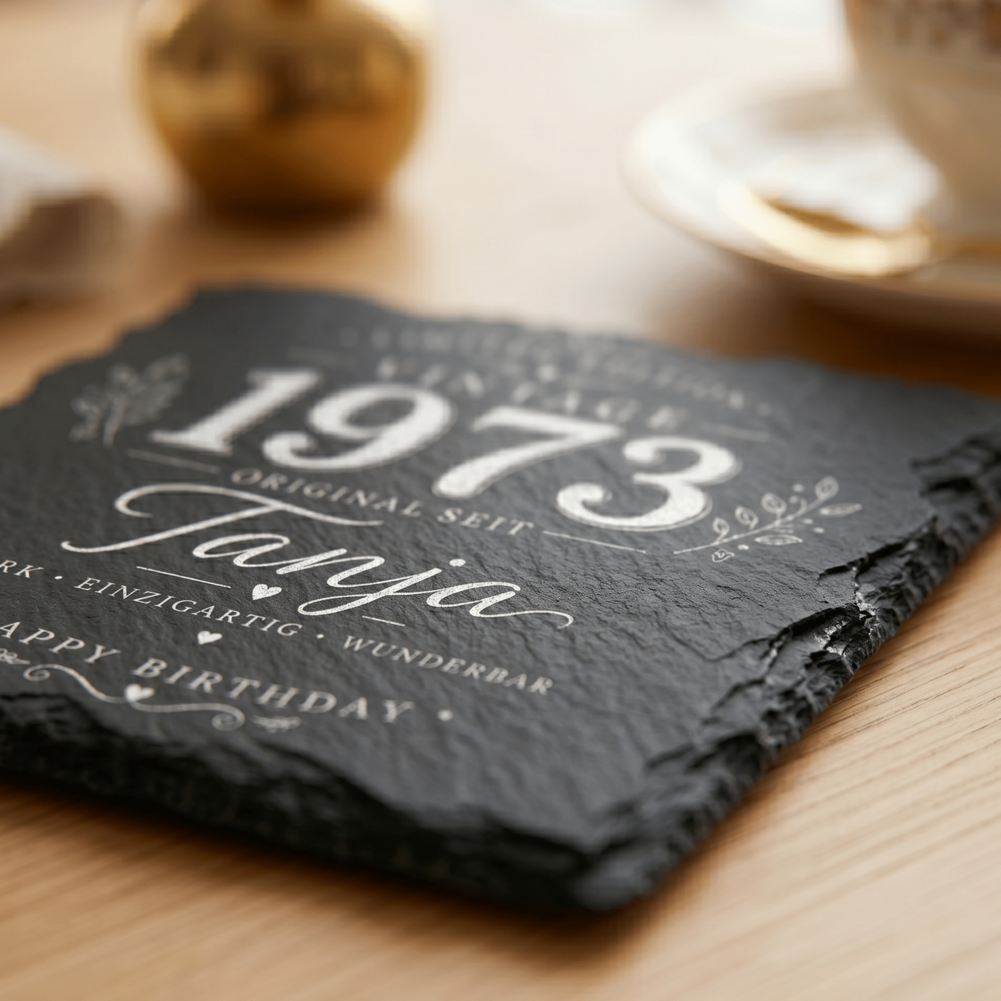 Personalisierte Schieferuntersetzer für Frauen mit Name & Jahr – Elegantes Geschenk im Vintage Design - Gravurliebe
