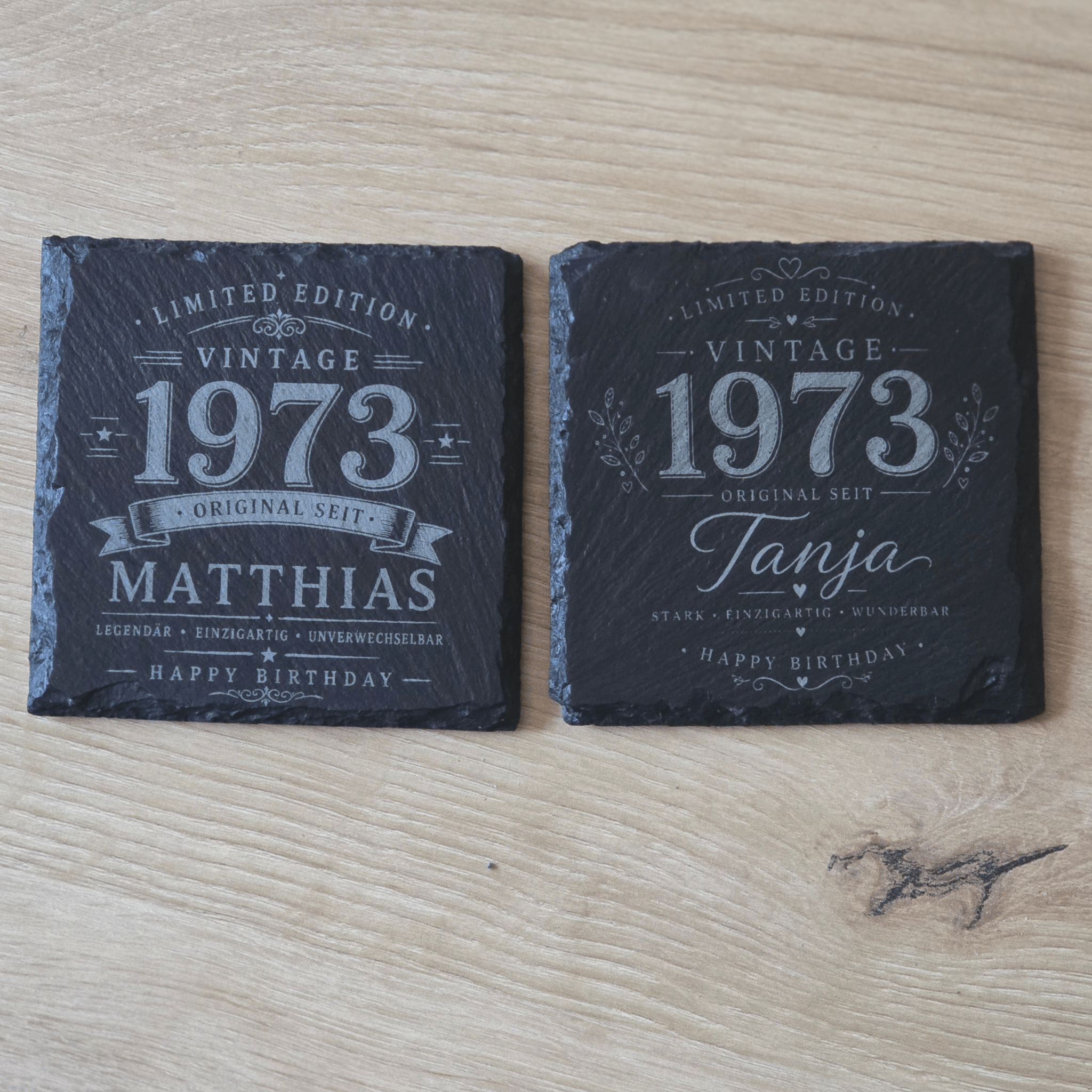 Personalisierte Schieferuntersetzer für Frauen mit Name & Jahr – Elegantes Geschenk im Vintage Design - Gravurliebe