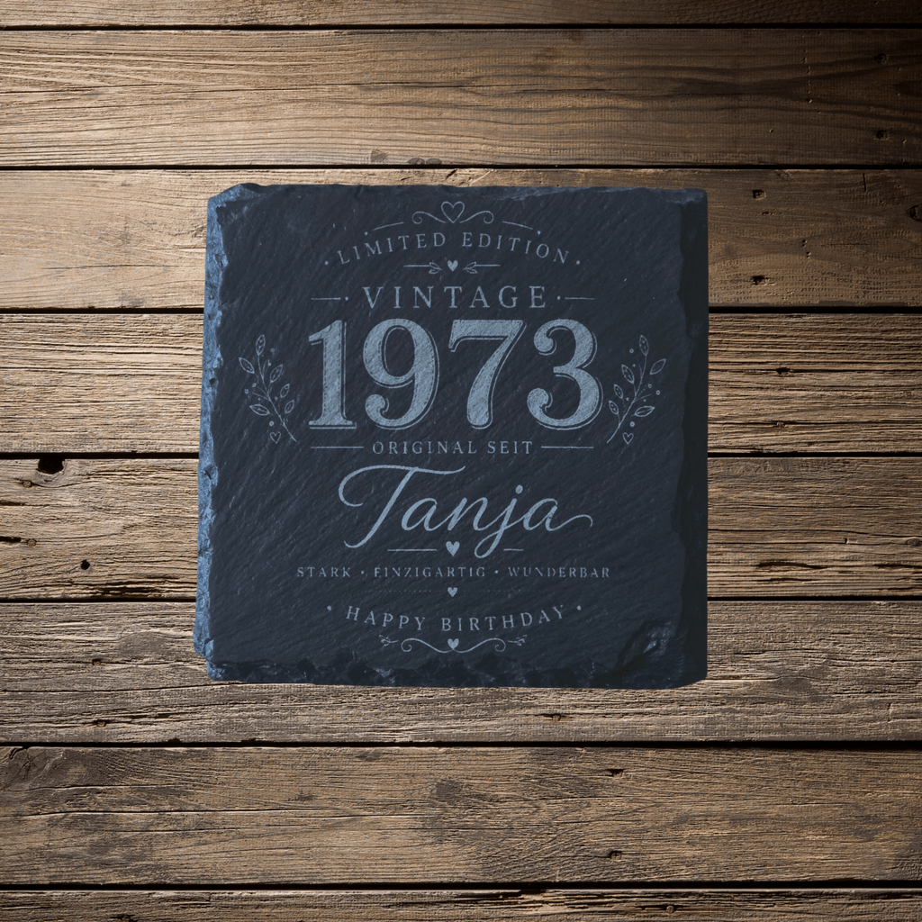Personalisierte Schieferuntersetzer für Frauen mit Name & Jahr – Elegantes Geschenk im Vintage Design - Gravurliebe