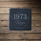 Personalisierte Schieferuntersetzer für Frauen mit Name & Jahr – Elegantes Geschenk im Vintage Design - Gravurliebe