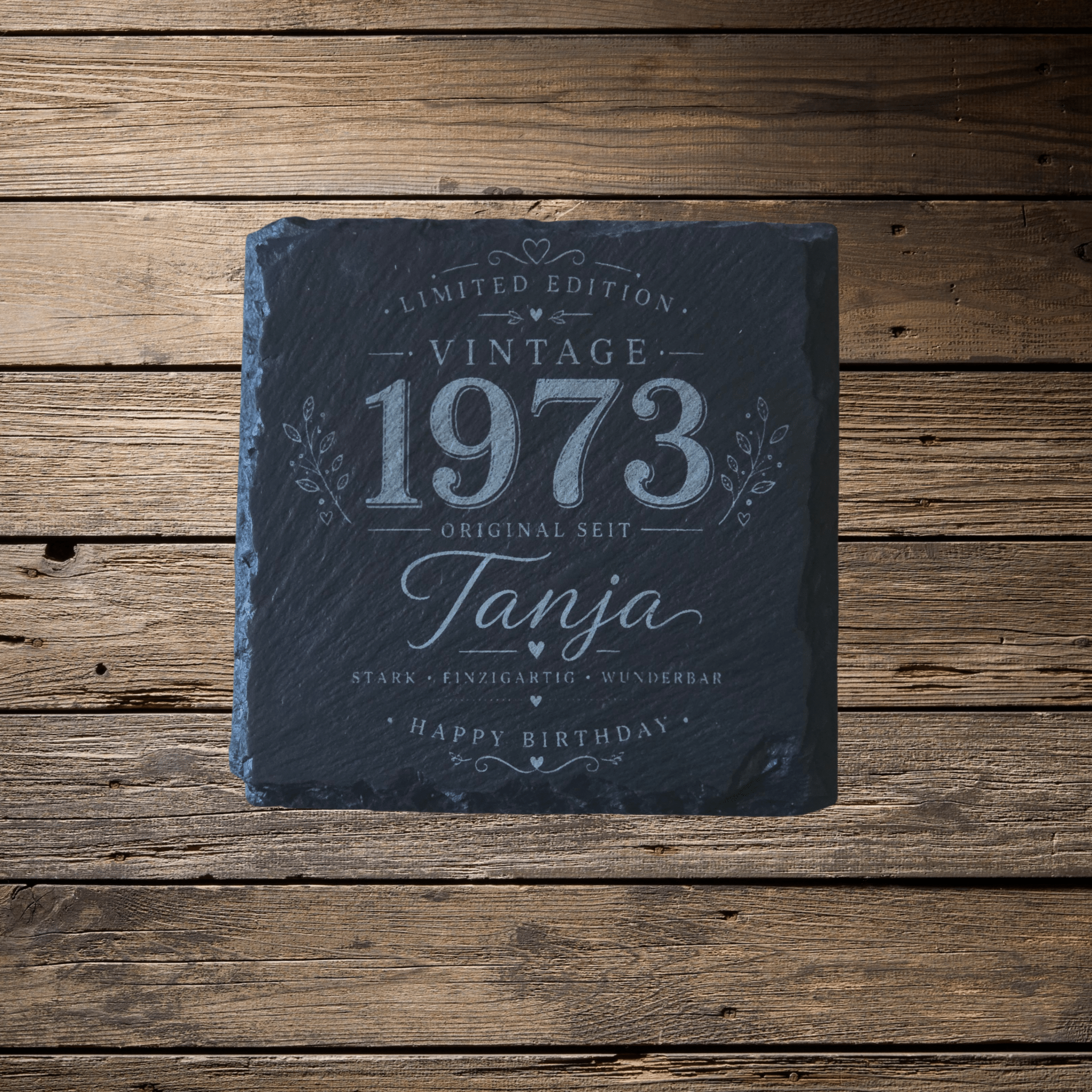 Personalisierte Schieferuntersetzer für Frauen mit Name & Jahr – Elegantes Geschenk im Vintage Design - Gravurliebe