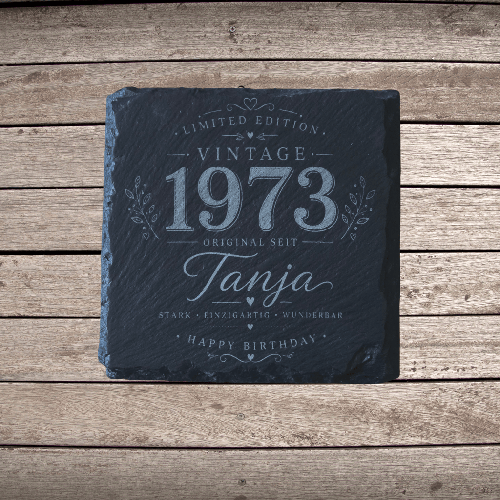 Personalisierte Schieferuntersetzer für Frauen mit Name & Jahr – Elegantes Geschenk im Vintage Design - Gravurliebe