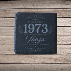 Personalisierte Schieferuntersetzer für Frauen mit Name & Jahr – Elegantes Geschenk im Vintage Design - Gravurliebe